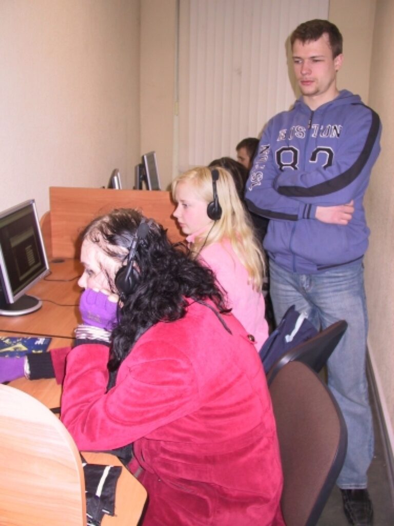 Ar dizainiski atšķirīgo jauno datorprogrammu jaunieši tiek galā bez problēmām, taču, ja vajadzīgs, palīdzēs Smiltenes pilsētas bibliotēkas datorsistēmas administrators Juris Krūmiņš.
Autors: Sandra Pētersone