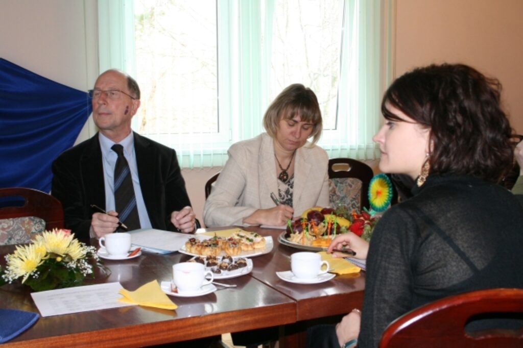 Vidzemes un Lejasreinas departamenta sadarbības koordinatore Dace Resele (no labās) un Francijas vēstniecības Latvijā padomnieks sadarbības un kultūras jautājumos Žans Luī Lepretrs iepazīst Valku un Valgu. 
Autors: Aldis Dubļāns