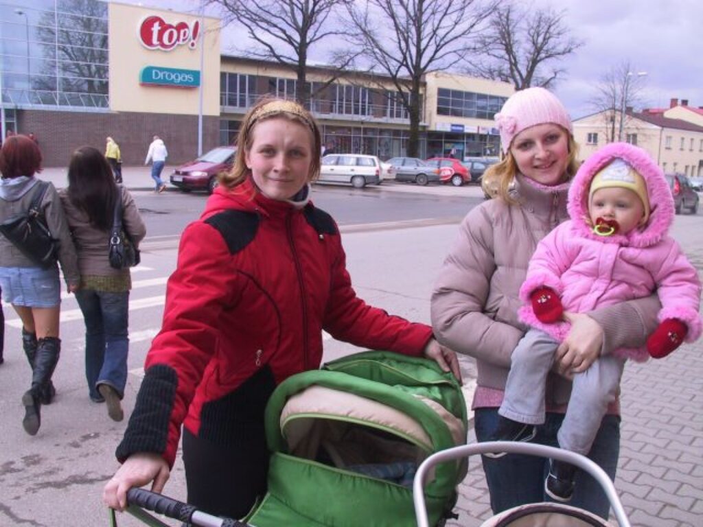  “Kuri tad tālāk turpinās iesākto?” smiltenietes Irina Puriņa (no kreisās) un Līga Osma piekrīt tam, ka ikvienas vietas attīstību ietekmē jaunā paaudze.
Autors: Sandra Pētersone