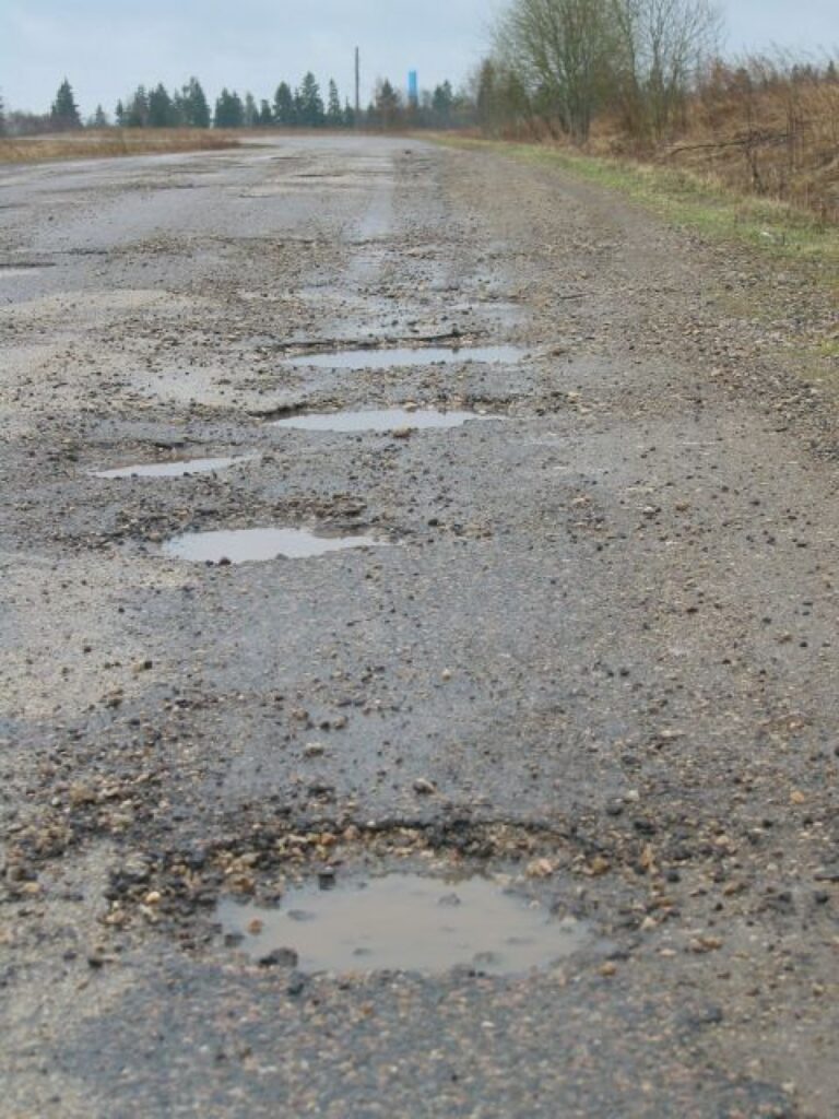 “Ziemeļlatvijas” lasītāji ierosina atrakciju “Izbrauc šo ceļu, ja vari!”. Valkas – Lugažu ceļš ir kā nosēts ar bedrēm un bedrītēm.
Autors: Inga Karpova