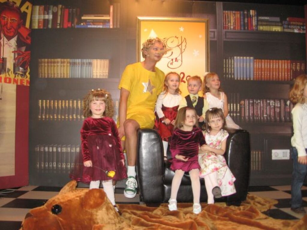 Latvijas mazo vokālistu konkursa “Cālis 2008” finālā iekļuva arī Valkas rajona sūtne Alise Čukure (no kreisās). Arī viņa fotografējās ar “Leļļu operas” varoņiem.
Autors: No personīgā arhīva