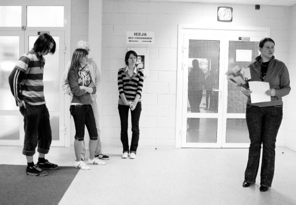 Izstādes “Mans draugs – nenopietns cilvēks III” kuratore Kristīne Ganiņa (no labās) tās dalībniekiem pasniedz piemiņas veltes.
Autors: Aldis Dubļāns