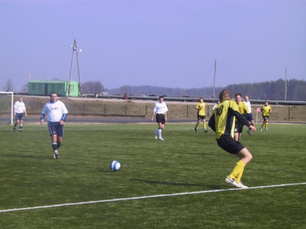 Smiltenes stadionā uz mākslīgā seguma šopavasar jau aizvadītas vairākas pārbaudes spēles, gatavojoties Latvijas čempionātam. Attēlā – spēlē mājinieki “FK Abuls” un Jēkabpils komanda.
Autors: Sandra Pētersone