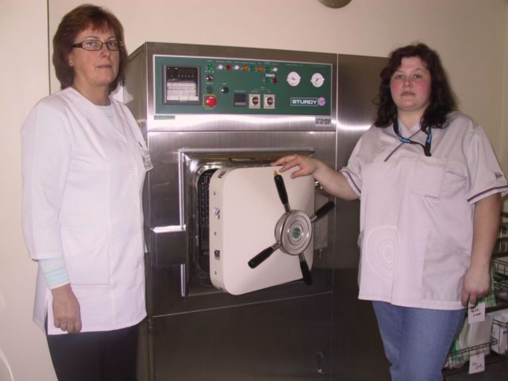 Mediķu daudzu gadu lolotais sapnis beidzot piepildīts, jo Smiltenes Sarkanā Krusta slimnīcā ir uzstādīta moderna sterilizācijas iekārta. No kreisās: slimnīcas galvenā māsa I. Priedīte un autoklāviste E. Seļugina.
Autors: Santa Sinka
