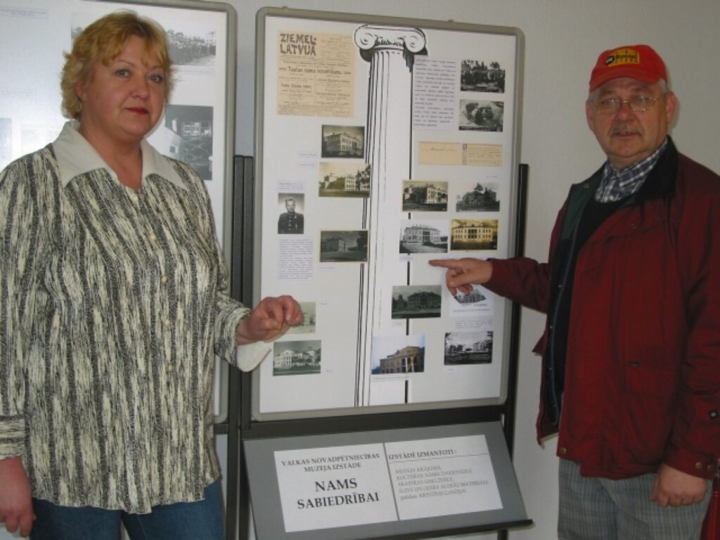 Valkas kultūras nama vadītāja Aija Sallu un saimniecības daļas vadītājs Aleksandrs Gruntmanis cer, ka kultūras celtni izdosies atjaunot tās vēsturiskajā izskatā. 
Autors: Inga Karpova