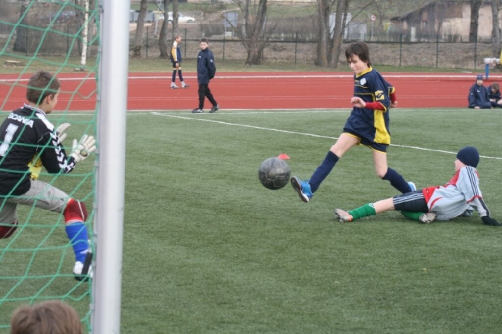 Valcēnietis Jurģis Gartmanis cenšas kavēt Rēzeknes “Blāzmas” uzbrucēju, taču pēc mirkļa bumba atradīsies Rinalda Šostaka sargātajos vārtos.
Autors: Aldis Dubļāns