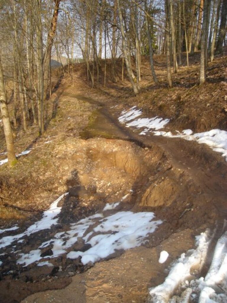 Zemes noslīdējums Vecajā parkā pie avotiņa līdzi aizrāvis arī daļu asfaltētās gājēju takas. Drošības labad pašvaldība tur varētu uzlikt margu.
Autors: Sandra Pētersone