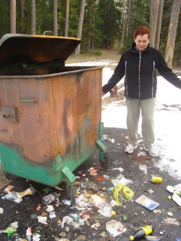  Pie Niedrāja ezera sastaptā Daina Freidenfelde nesaprot, kā atkritumus var mest zemē, ja turpat ir konteiners.
Autors: Sandra Pētersone