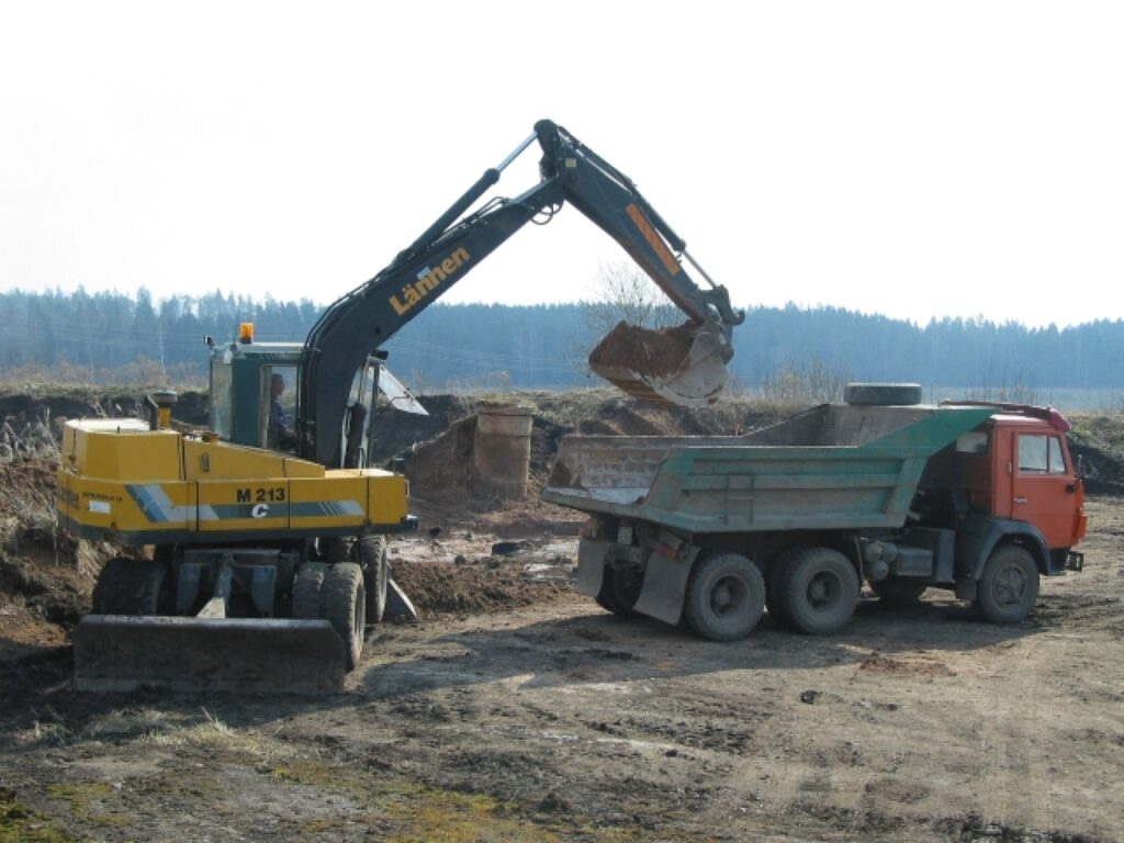 Piektdien pēcpusdienā SIA “Valkas meliorācija” tehnika un strādnieki darbojās pie jaunā laukuma izveides. 
Autors: Inga Karpova