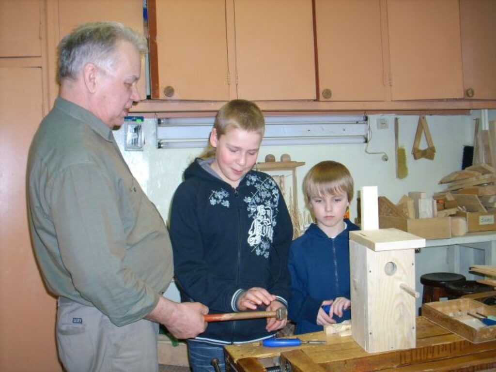 Valkas pamatskolas amatu mācības pedagogs Andrejs Mārtiņš Rācenis kopā ar Valkas mākslas skolas audzēkņiem Robertu Krūkliņu un Miku Robertu Mazuru gatavo būrīšus putniem.
Autors: Mārīte Meļķe