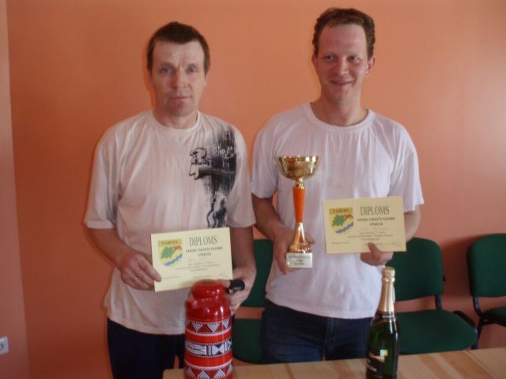  Kopvērtējumā varinietis Māris Sebris (no kreisās) piekāpās citam vietējam sportistam, kausa ieguvējam Laurim Petrovam.
Autors: No personīgā arhīva