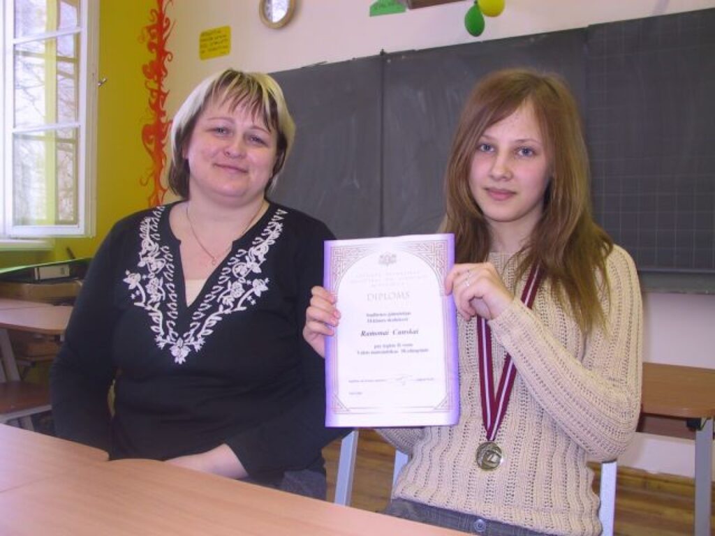  Smiltenes ģimnāziste Ramona Cunska no valsts matemātikas olimpiādes atvedusi sudraba medaļu, par ko prieks arī viņas skolotājai Ingunai Kondratjevai.
Autors: Sandra Pētersone
