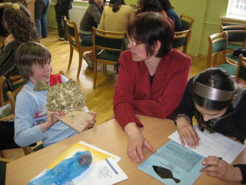 Ērģemes pamatskolas mazpulka vadītāja Inta Skrastiņa, mazpulcēni Rūdolfs Ķībers un Kristīne Ozola gatavo atbildes uz jautājumiem par pleksti.
Autors: NO BJIC ARHĪVA