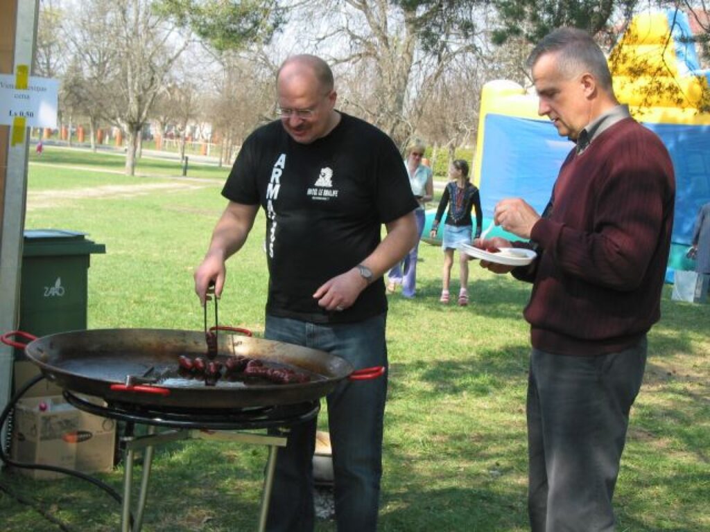 Jau sesto gadu Valkā labdarības robežtirgū vāks ziedojumus. Šogad tie būs paredzēti skeitparka izveidei. Fotomirklis no 2006. gada robežtirgus. 
Autors: Inga Karpova