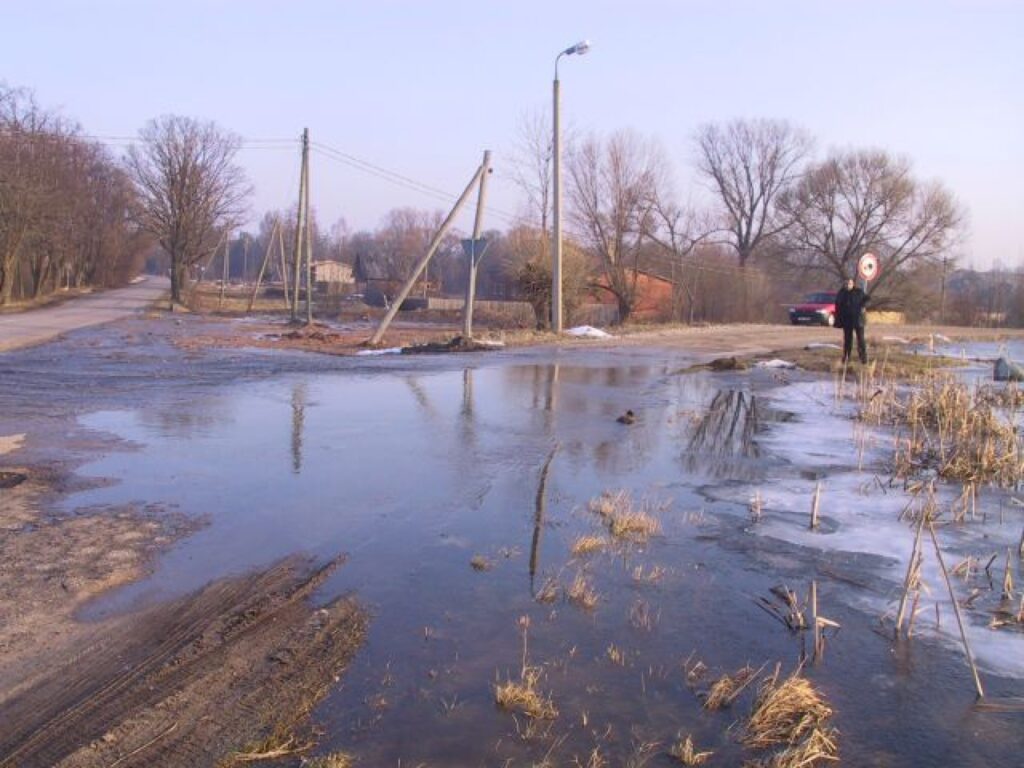 Pēc sniega kušanas Tiltleju ezerā strauji paaugstinājās ūdens līmenis, uz ko ar novēlošanos reaģēja mazās HES apsaimniekotāji. Rezultātā ezera ūdens skalojās pāri Ezera ielai.
Autors: Sandra Pētersone