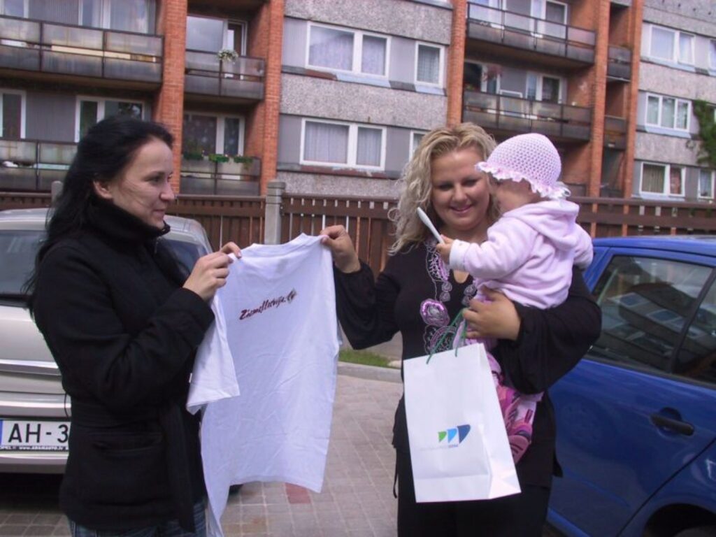 Ivetai Kalniņai un mazajai foto modelei Laurai ziemellatvija.lv dāvanas pasniedz Baiba Šķērīte, kurai šovasar mūsu redakcijā ir prakse.
Autors: Sarmīte Ozola