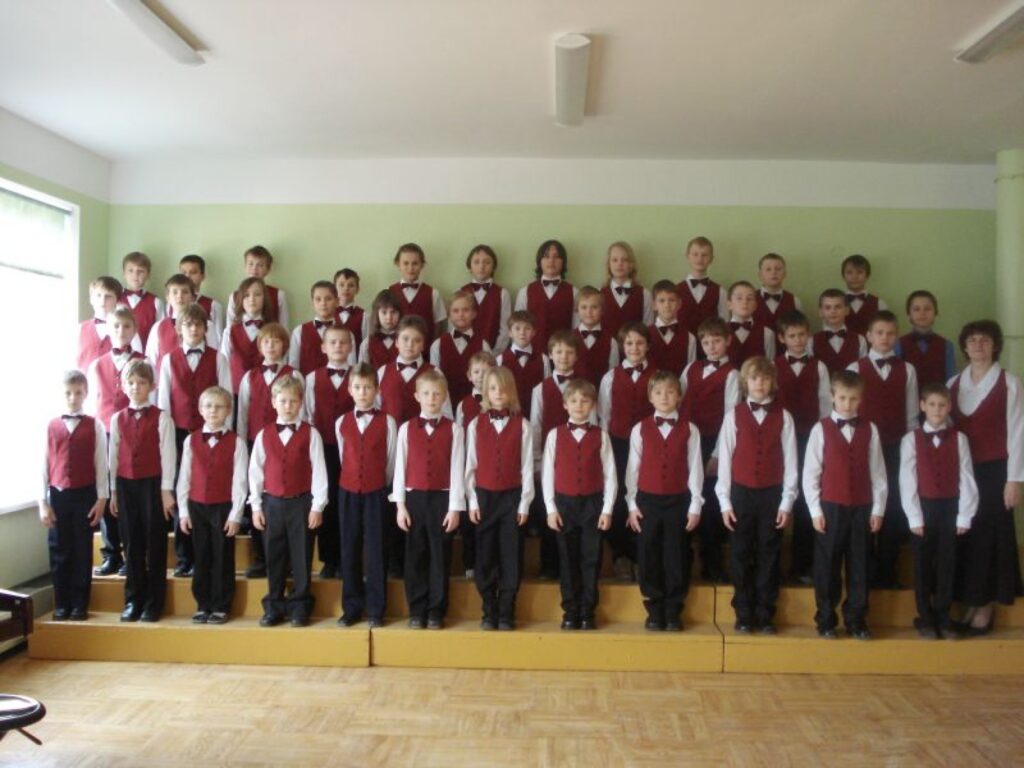 Smiltenes Trīs pakalnu pamatskolas zēnu koris, kas ir kuplākais rajonā, kas šodien devies uz   8. Latvijas zēnu koru salidojumu Cēsīs
Autors: No arhīva 