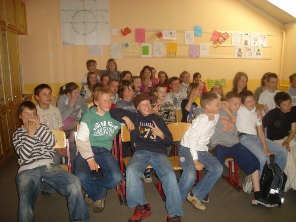 Šeit pēc lielā pasākuma visi kopā. Bērni ir ļoti gandarīti par padarīto. Cerēsim, ka nākošajā mācību gadā sagaidīsim no viņiem vēl daudz tikpat jauku priekšnesumu.
Autors: Baiba Šķērīte