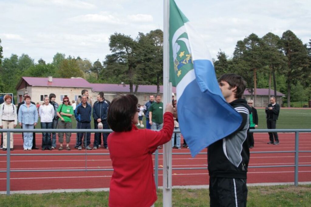 Pilsētas karogu mastā uzvelk Valkas domes priekšsēdētāja Unda Ozoliņa un Valgas mērs Ivars Unts.
Autors: Aldis Dubļāns