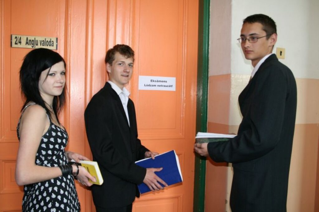 Valkas ģimnāzijas 12. klašu skolēni atzīst, kā īsta uztraukuma nav, vēloties vien, lai pārbaudījumi ātrāk būtu galā. 
Autors: Aivars Zilbers