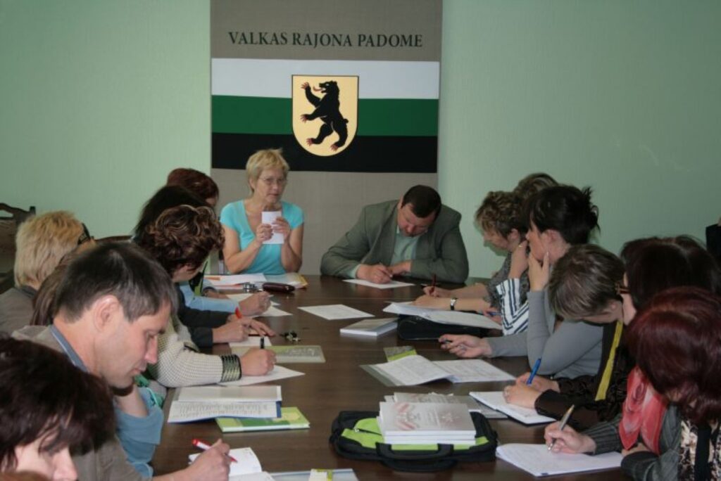 Valkas rajona padomes Kultūras nodaļas vadītāja Līga Lāne informē pašvaldību un kultūras dzīves vadītājus par aktualitātēm saistībā ar Dziesmu un deju svētkiem. 
Autors: Aldis Dubļāns