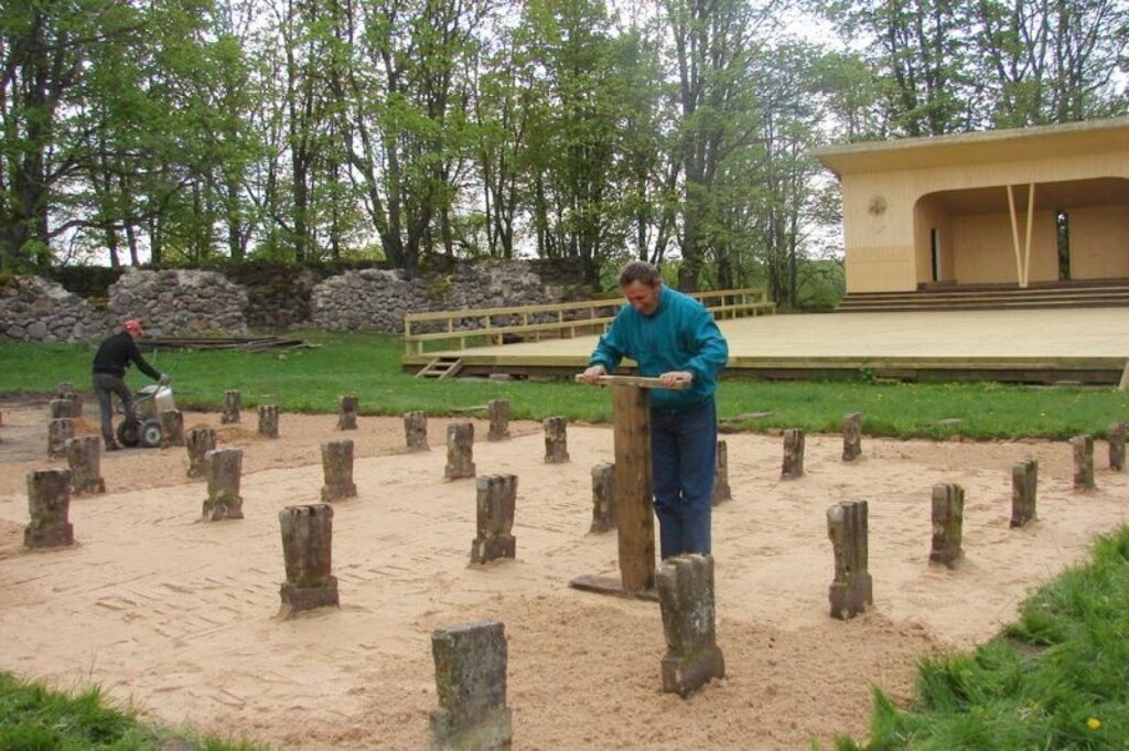 Trikātas pagastā pošas astoņsimtgades svētkiem, tas gan vairāk jūtams centrā. Estrādē nomainīta dēļu grīda, arī skatītāju sēdvietas būs jaunas. 
Autors: Santa Sinka