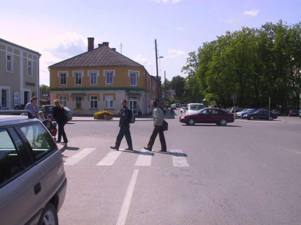 Šobrīd Smiltenes centrā noplukušos gājēju pāreju horizontālos apzīmējumus pašvaldība sola atjaunot jūnijā, tiklīdz pilsētā būs pabeigti ielu remonti. 
Autors: Sandra Pētersone