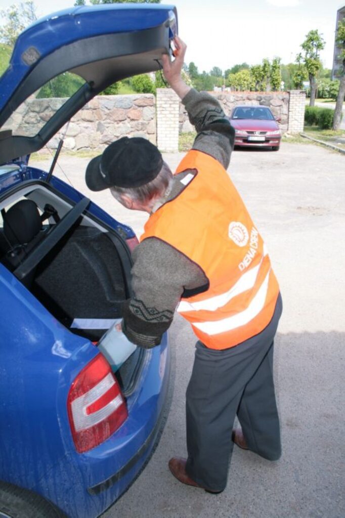 Ar atstarojošo vesti autovadītājs, novēršot bojājumu automašīnai, var justies drošāk. 
Autors: Aivars Zilbers