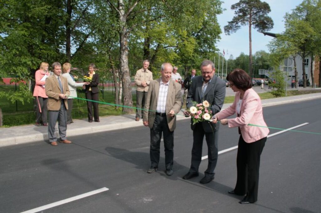 Krustojuma atklāšanas lenta pārgriezta, kustība notiek, un amatvīri un sievas jau prāto par citu ielu sakārtošanu 
Autors: Aldis Dubļāns