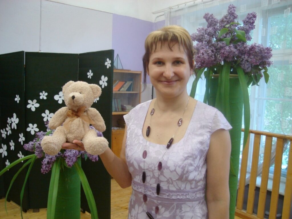 Tādi lācīši, kādu rokā tur Smiltenes ģimnāzijas direktore Aija Cunska, pavisam ir 12. Septembrī viņi ceļos uz draugu skolām ārzemēs, kā ģimnāzijas simtgades pieteicēji.
Autors: Sandra Pētersone