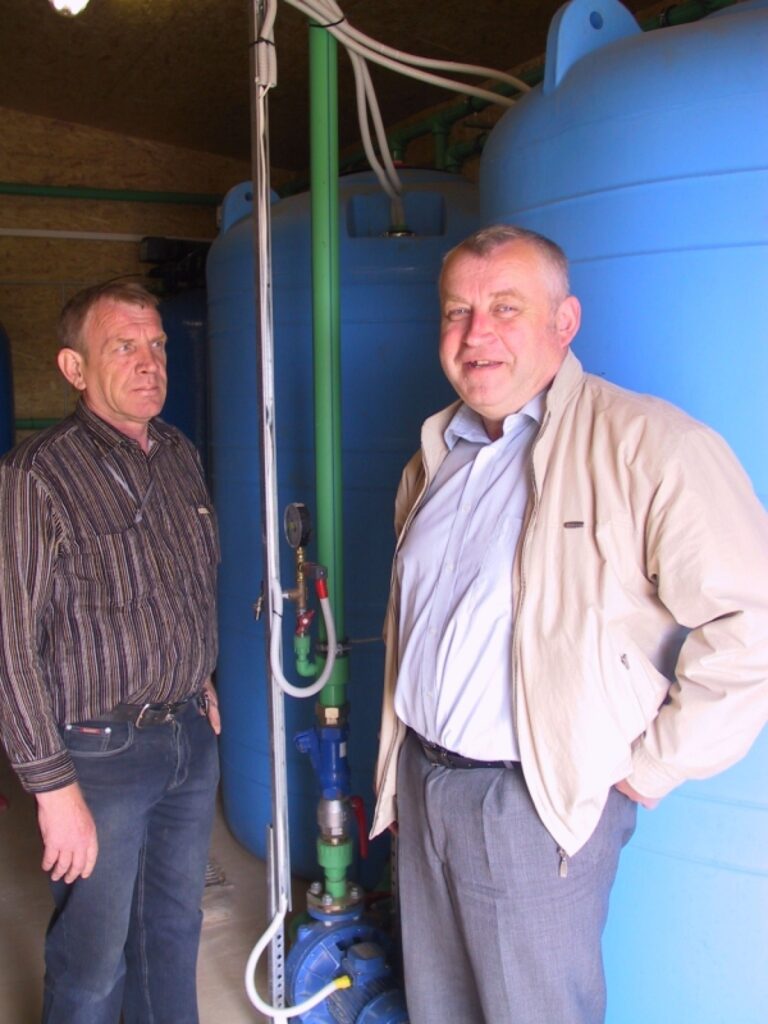 “Viss notiek bez ķīmijas, tikai caur kvarca smiltīm un granīta šķembām,” to, kā  ūdeni attīra jaunā  atdzelžošanas stacija, skaidro Launkalnes pagasta saimniecības daļas vadītājs Māris Liniņš (no kreisās) un pašvaldības vadītājs Māris Lazdiņš. 
Autors: Sandra Pētersone