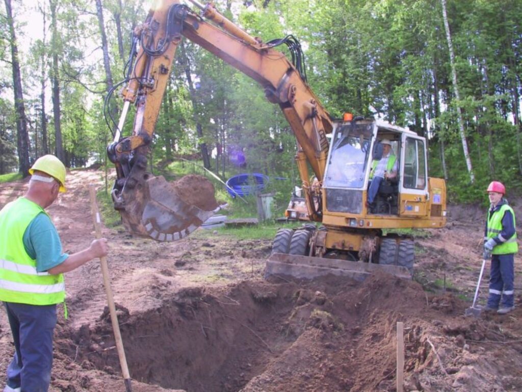 Smiltenē, Atmodas ielas malā, jau sākušies dzeramā ūdens atdzelžošanas stacijas būvdarbi. Objektā strādā firma “JSJ Ūdensmeistars”.
Autors: Sandra Pētersone