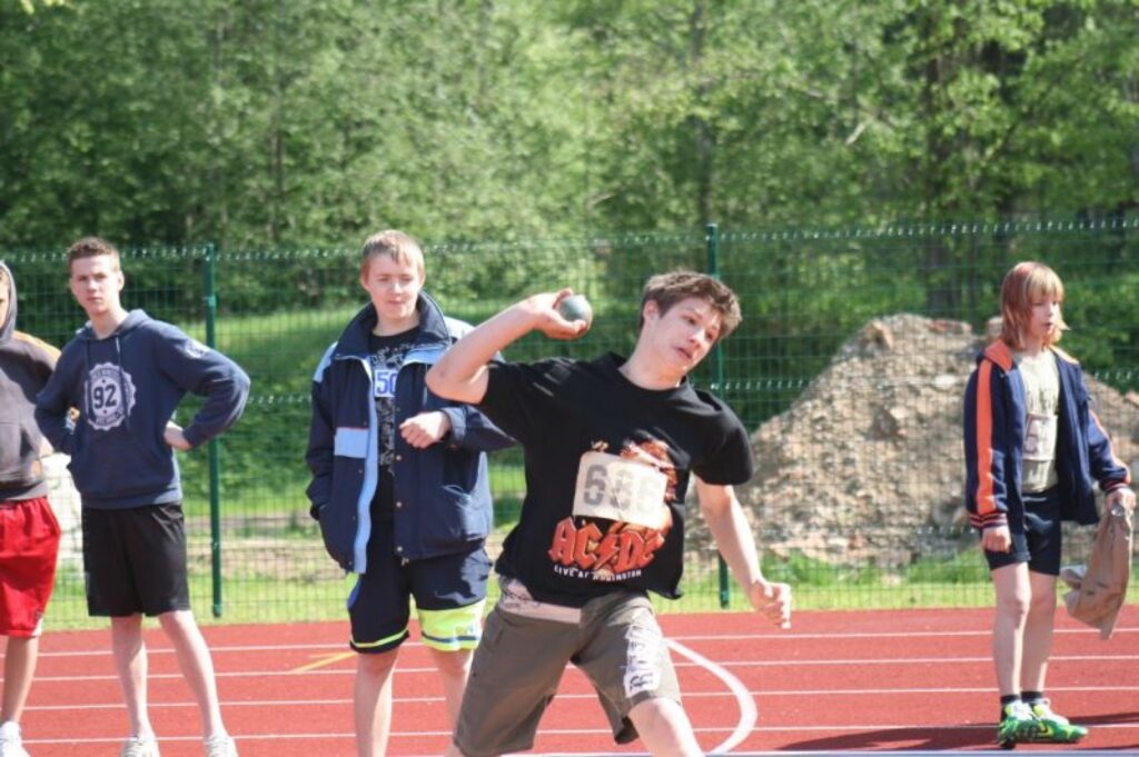 Lodes grūdējs Lauris Rozenbahs no Trikātas pamatskolas uzvarēja 1994. - 1995. gadā dzimušo grupā ar rezultātu 11,67 metri
Autors: Aldis Dubļāns