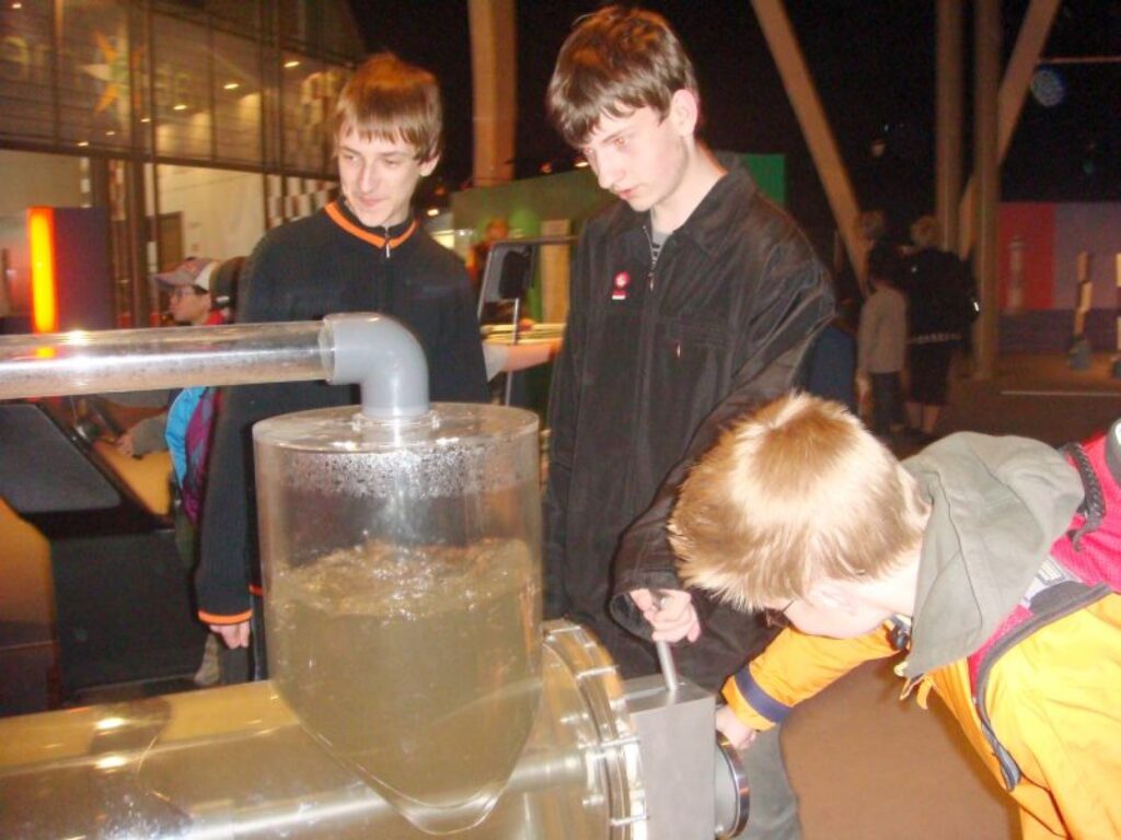  Zinātnes centrā “Heurēka” Smiltenes ģimnāzisti Edgars Haks (no kreisās), Jānis Pommers un Vents Lupkins izpētīja arī to, kas uz priekšu dzen kuģus. 
Autors: No personīgā arhīva