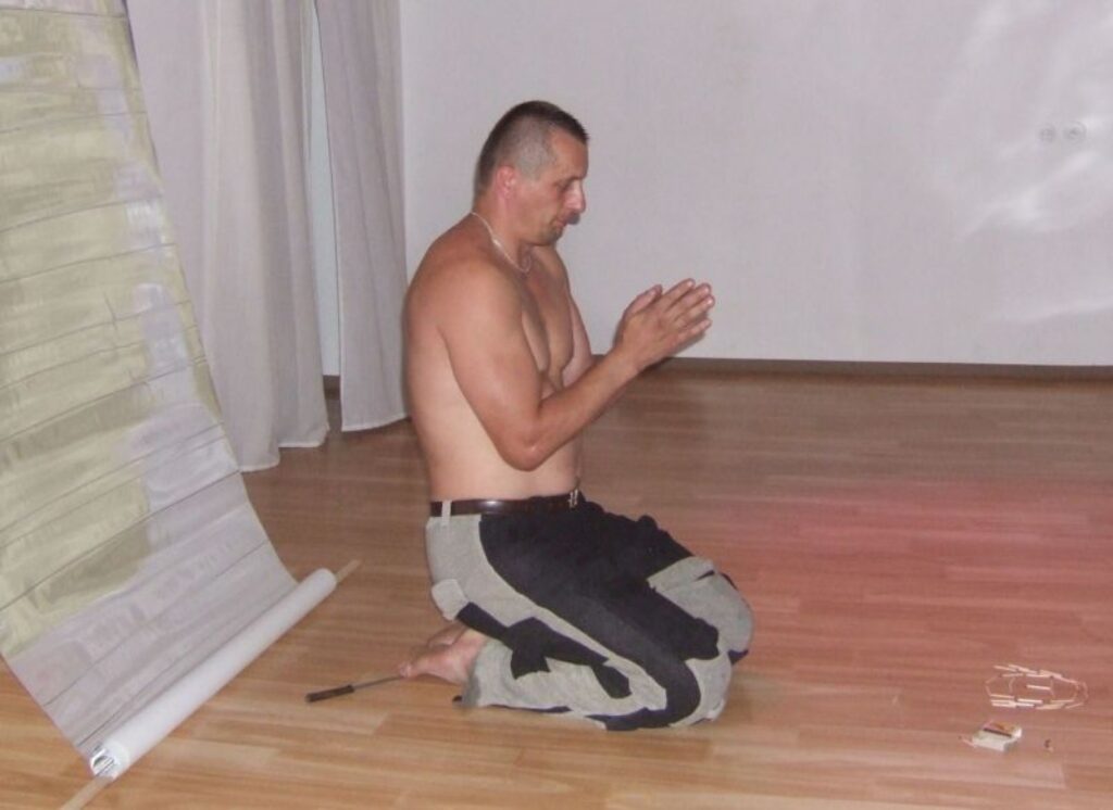 Monodrāmā “Plaisa” aktieris Aleksandrs Primaks rāda, kā cilvēki sevi notraipa gan no ārpuses, gan iekšpuses. 
Autors: No personīgā arhīva