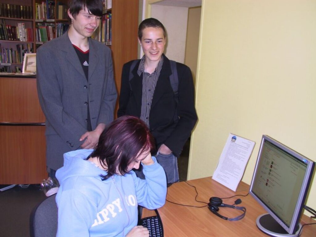 Ģimnāzisti Rolands Galaida (no kreisās) un Artūrs Kolosovs domā, ka bibliotēku Smiltenē labāk atstāt centrā, bet, ja pārcels, tad daļu pakalpojumu saglabāt līdzšinējās telpās. Ikviens savu viedokli var izteikt, aizpildot aptaujas anketu bibliotēkā.
Autors: Sandra Pētersone