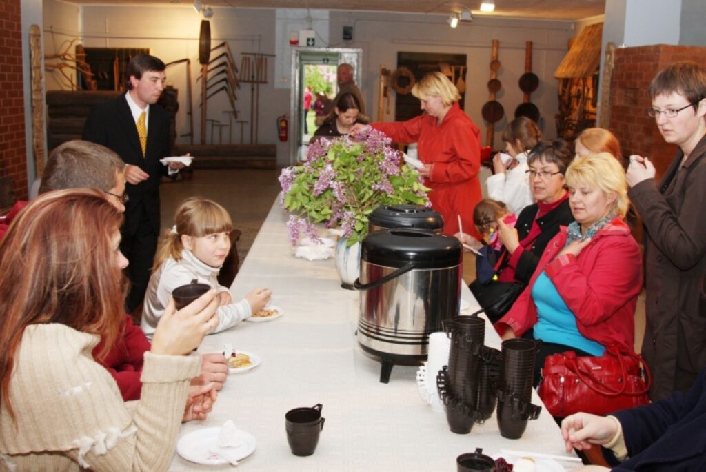 Par vienu no aizraujošajākām nodarbēm muzeju naktī izvērtās  pildīto pankūku ēšana. 
Autors: Aldis Dubļāns
