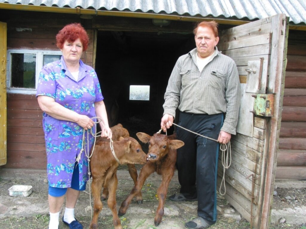 “Maķēnu” māju saimnieki Laima un Edvīns Bodnieki atzīst, ka bija sagatavojušies uz visu, bet divus teliņus govij gan nebija gaidījuši.
Autors: Aivars Zilbers