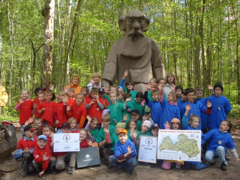 Piedaloties konkursā “Mans mazais pārgājiens” Smiltenes Trīs pakalnu pamatskolas pirmīši ieguva trešo vietu – 250 latu vērtībā atmaksātus transporta izdevumus vienas dienas ekskursijai.
Autors: No personīgā arhīva