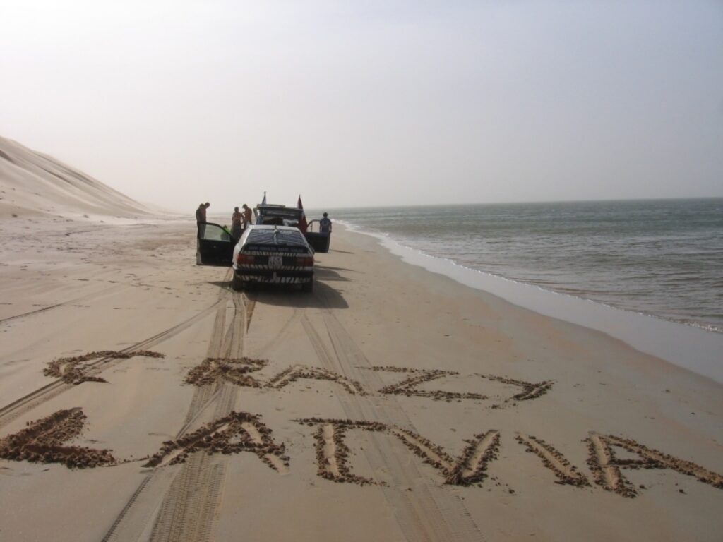 Ja Lisabonas - Dakāras ralliju atcēla iespējamo terorisma draudu dēļ Mauritānijā, tad rallijreida Plimuta - Dakāra dalībnieki, tai skaitā latvieši, šo valsti šķērsoja veiksmīgi.
Autors: No personīgā arhīva