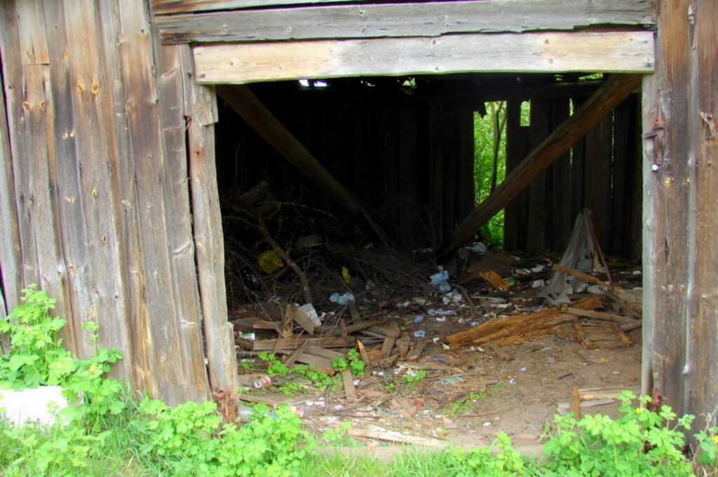 Par smēķētavu pagastā izvēles ne tikai bijušo desu cehu, bet arī blakus esošo pussabrukušo šķūnīti, ko uzskata par drošāku nekā graustu. 
Autors: Santa Sinka