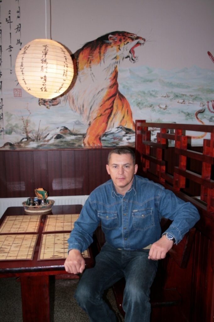 Korejiešu krodziņa “Horen” direktors Oļegs Ivženko atzīst, ka pēdējos mēnešos klientu skaits ir mazinājies vismaz par trešdaļu. To viņš cenšas kompensēt ar Eiropas virtuvei pietuvināto ēdienu klāstu, kas ir vairāk pieņemams mazpilsētu iedzīvotājiem. 
Autors: Aldis Dubļāns