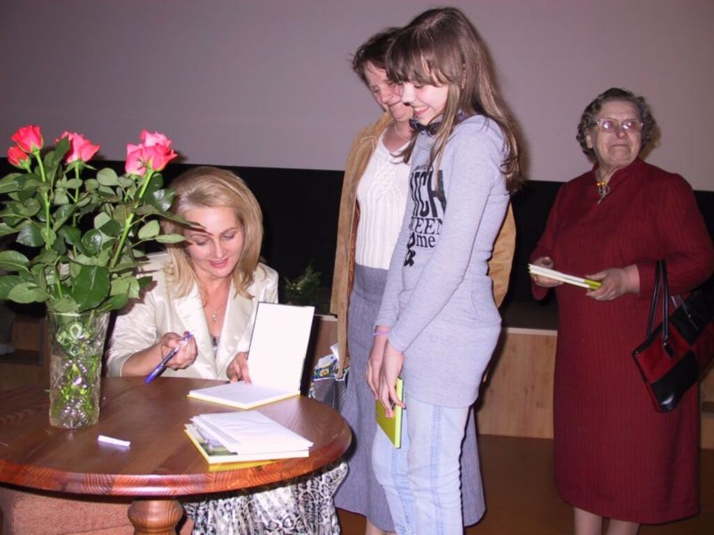 Dzejniece Marika Svīķe lasītāju vērtējumam nodevusi jaunu dzejas krājumu. Par autores autogrāfu ir priecīgas arī smilteniete Aija Vizule un viņas meita Laura.
Autors: Sandra Pētersone