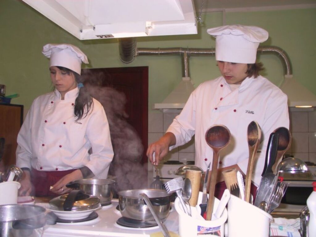 Smiltenes tehnikumā igauņu skolēni iepazinās ar latviešu nacionālo virtuvi.
Autors: Santa Sinka