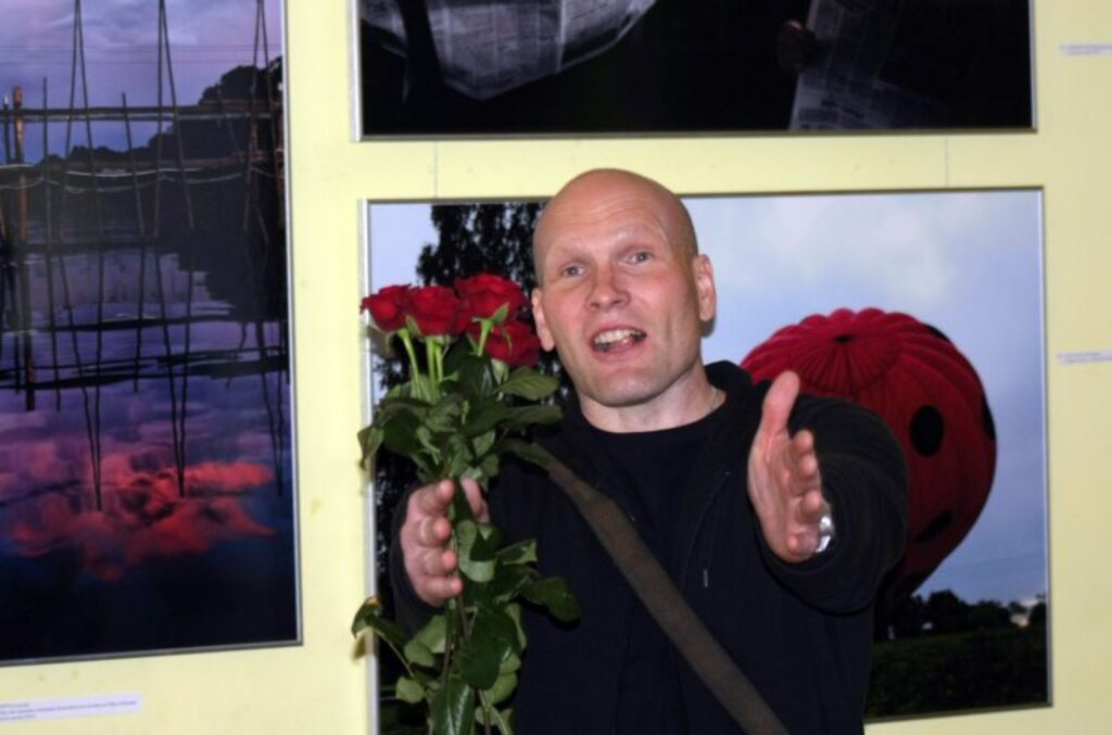 Fotoprojekta “Viena diena Latvijā 2007” vadītājam Ilmāram Znotiņam nācās izvērtēt vairāk par pusmiljona attēlu uz filmām un digitālā formātā. 
Autors: Aldis Dubļāns