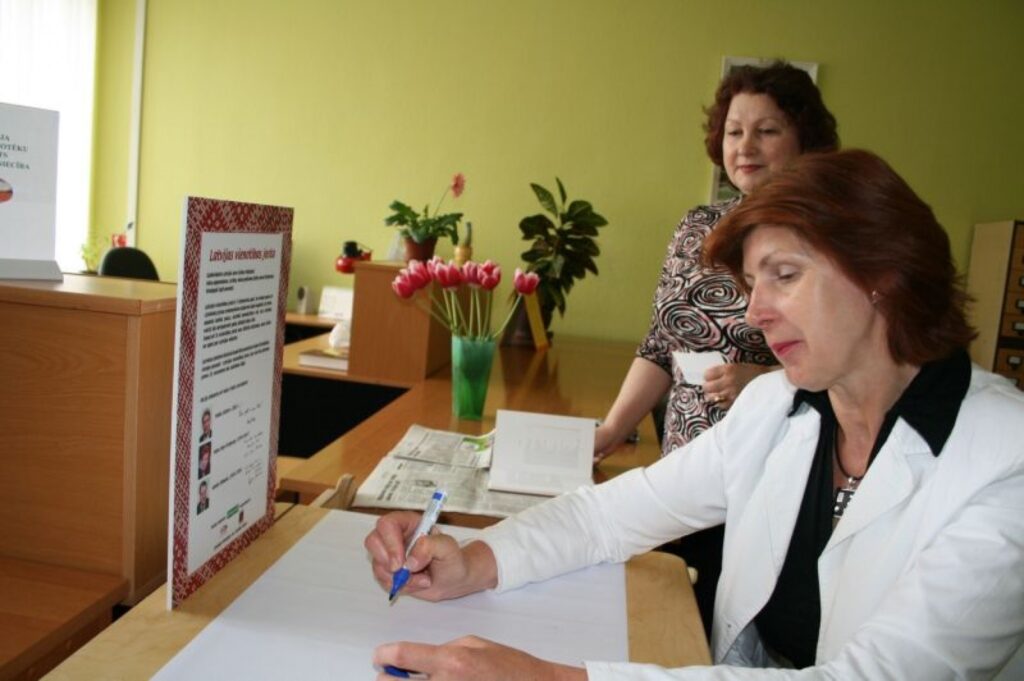 Valkā pirmie savus novēlējumus Latvijai vienotības jostā ierakstīja bibliotēkas darbinieki.
Autors: Aivars Zilbers