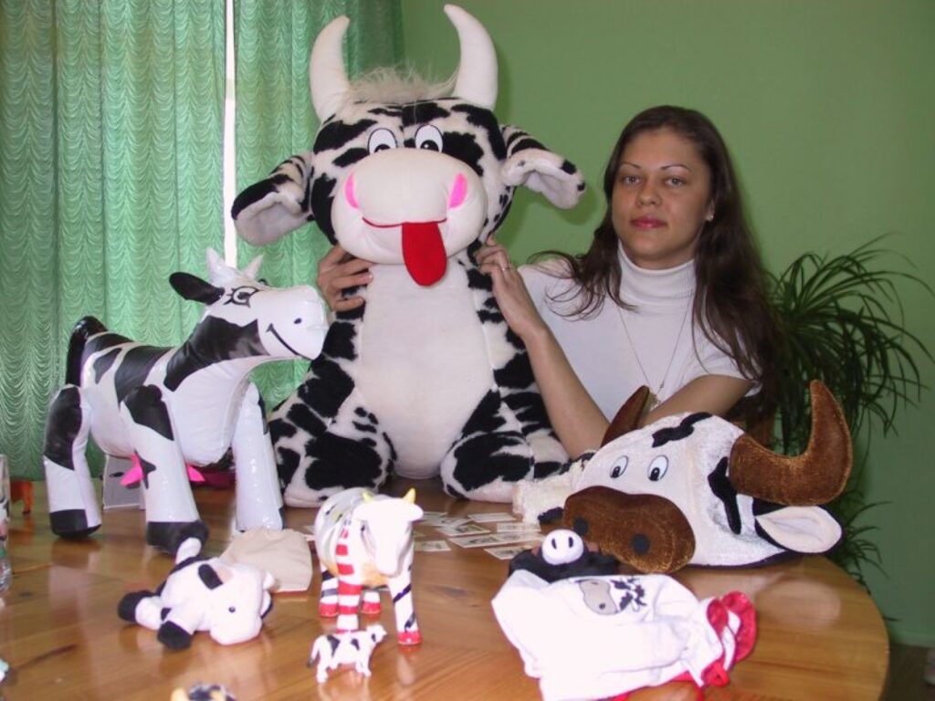 Tieši ar šo lielo rotaļlietu, kuru Sanitai Mickevičai 12. klases izlaidumā uzdāvināja labs draugs, aizsākās viņas govju kolekcija.
Autors: Sandra Pētersone