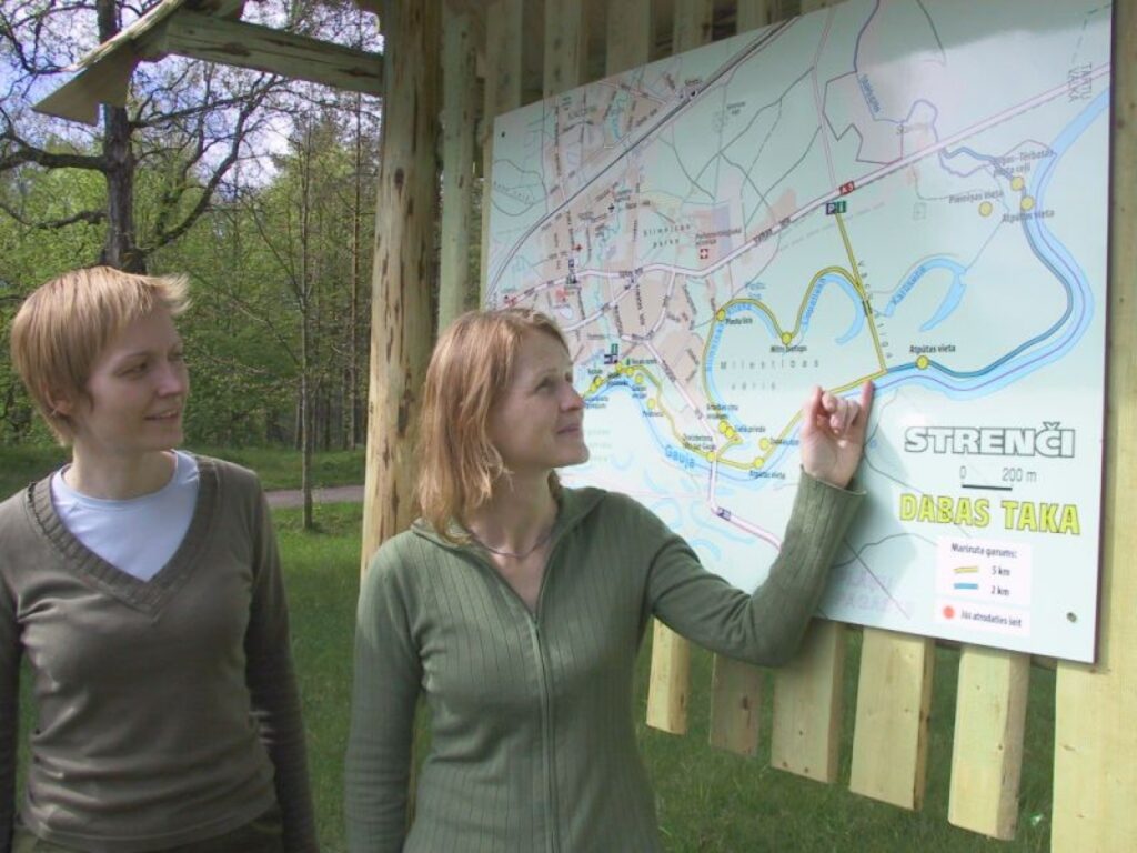 Sestdien atklās Strenču dabas taku, kuras maršrutu var izpētīt kartē stāvlaukumā pie estrādes. Padarīto darbu pārbauda “Latvijas valsts mežu” speciāliste Inese Gulbe (no kreisās) un Strenču domes speciāliste Līga Sovere. 
Autors: Sandra Pētersone