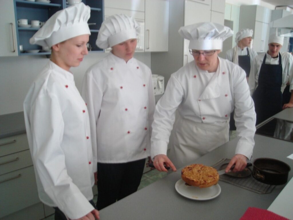 Smiltenes tehnikuma 4. kursa audzēknēm Ingai Iļjušinai un Ivetai Konoņenko drīz būs jāizvēlas, ko darīt pēc skolas beigšanas. Pagaidām viņām lieti noder pasniedzējas Vitas Auderes padomi.
Autors: Sarmīte Ozola