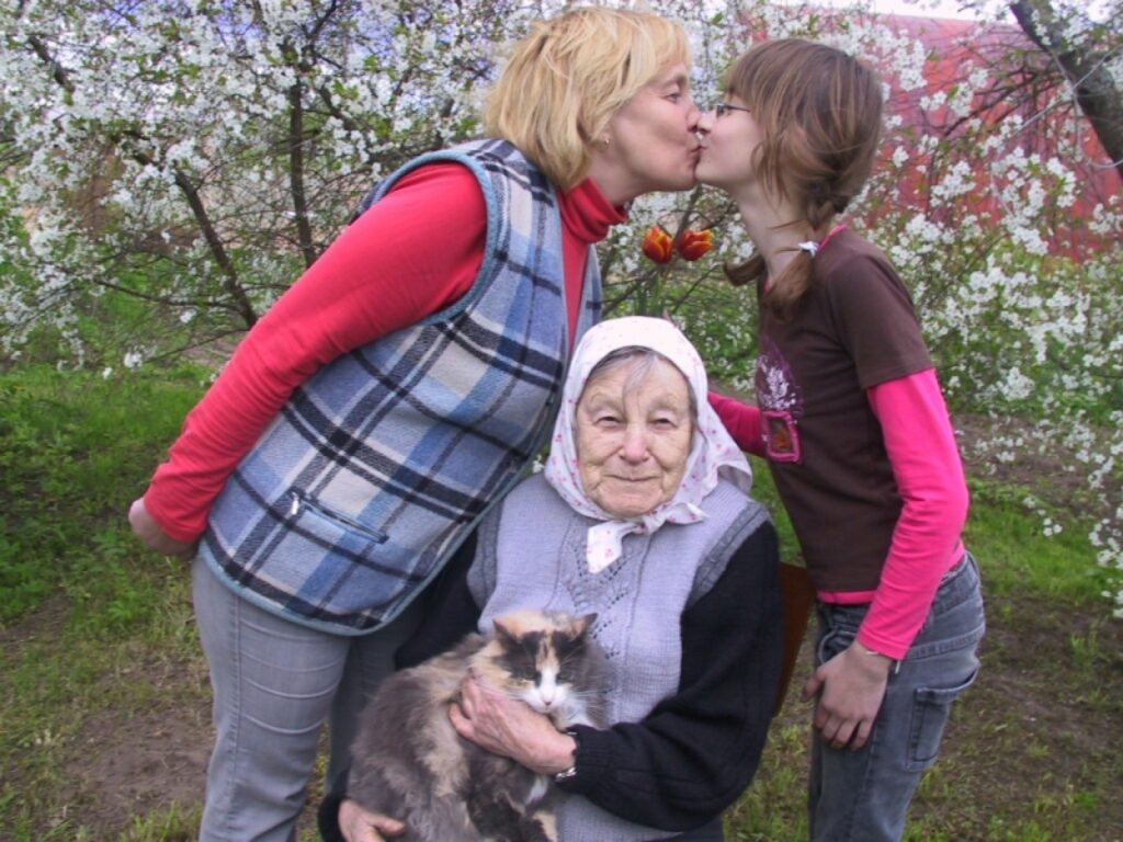 Blomēniete Anna Melānija Mātes dienā samīļo gan savu mammu Gitu Skadiņu, gan omi Elzu Droni. “Mammai saku paldies, par to, ka viņa man ir,” teic meitene. 
Autors: Sandra Pētersone